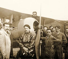 Roland Garros près de son avion