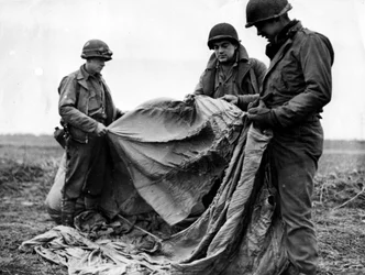 Seconde Guerre mondiale (1939-1945) : Près de Kornelimünster (Allemagne) 17 décembre 1944 : Les fantassins de la 1re armée américaine examinent un parachute allemand utilisé la nuit précédente lors de l