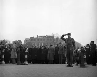 Seconde Guerre mondiale (1939-1945) : Paris (France) 11 novembre 1944 : Pendant la célébration de l