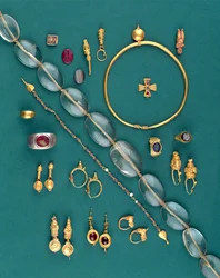 Sélection de bijoux romains, byzantins et achéménides, de c.1000 av. J.-C. au 7ème siècle apr. J.-C. (or, argent, agate, jaspe rouge, os et verre)