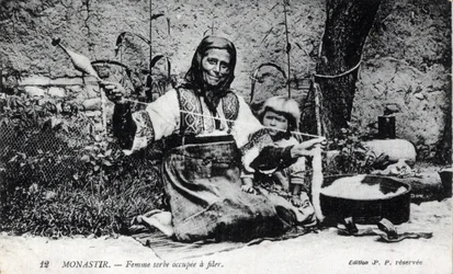 Serbie, Monastir : femme serbe occupée à courir, Monastir est désormais appelé Bitola et se trouve en Macédoine - Carte postale 1914-1918