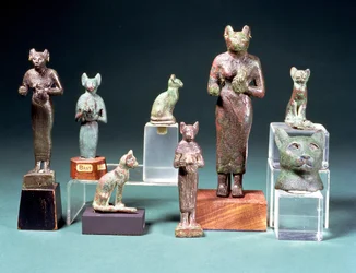 Plusieurs statuettes de la déesse-chatte Bastet et figurines de chat représentant la même déesse, égyptien, Période Tardive, c.664-300 av. J.-C. (bronze)