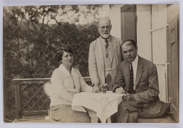 Sigmund Freud et Horace W. et Anjelika Frink, vers 1920 (photo n/b)