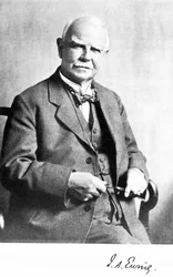 Sir James Alfred Ewing, ingénieur et physicien, vers 1920