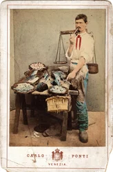 Petits métiers : portrait de poissonnier, près de son étal de poissons, Venise. 19e siècle