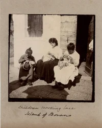 Petits métiers : jeunes filles travaillant au crochet (brodeuses) sur l