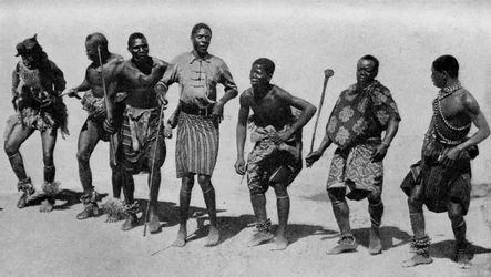 Afrique du Sud. Garçons Kaffir enjoués se livrant à une chanson et une danse concertées. 1920