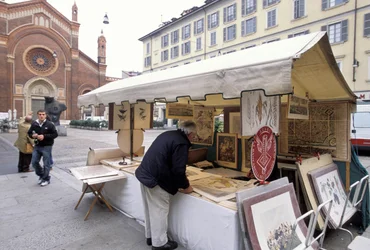 Étal de vente de gravures, Piazza del Carmine, Milan