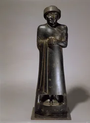 Statue de Gudea, prince de Lagash, néo-sumérienne, de Telloh, ancienne Girsu, c.2130 av. J.-C. (diorite)