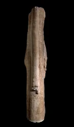 Statue de Min, vue de côté droit (pierre)