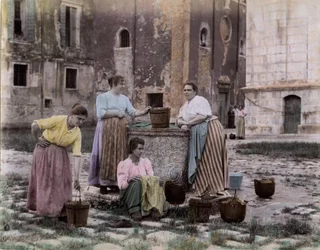 Scène de rue sur le campo san Pietro dans le quartier de Castello, des femmes se rencontrent au puits, Venise