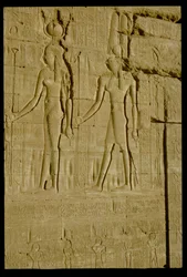 Relief en creux représentant Hathor et Horus