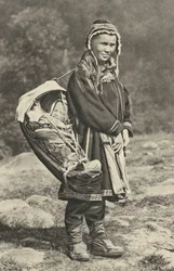 Suède. Femme laponne portant son bébé dans un berceau en peau de renne. 1920