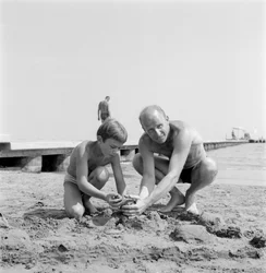 Le réalisateur Albert Lamorisse avec son fils l
