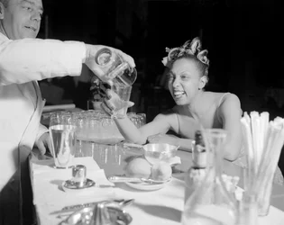 La chanteuse pop et danseuse Joséphine Baker au Festival international du film au Lido de Venise - 1948