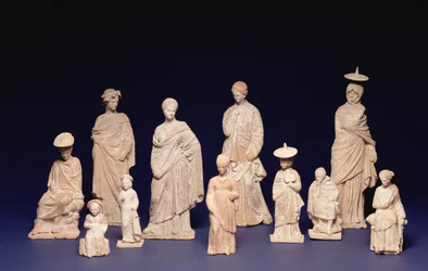 Groupe de Tanagra : Figures debout et assises, Attique, Asie Mineure, IVe siècle av. J.-C.