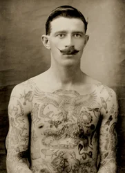 Marin britannique tatoué durant la Grande Guerre de 1914-18 (vue de face)