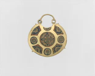 Pendentif de temple avec deux oiseaux flanquant un arbre de vie