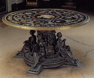 La Table des Muses, comprenant un plateau de table circulaire en pietra dura soutenu par un tambour en bronze avec quatre Muses en bronze, florentin
