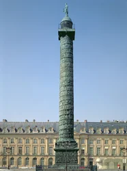 La Colonne Vendôme, avec bas-reliefs relatant les campagnes napoléoniennes de 1805-06, surmontée de la figure de Napoléon tenant une Victoire ailée