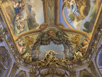 Le trophée de Diane Chasseresse, un groupe sculpté de la porte de la Galerie dorée, par François Antoine Vasse (1681-1736), vers 1715. Banque de France. Hôtel de Toulouse, ancien hôtel de la Villiere, Paris