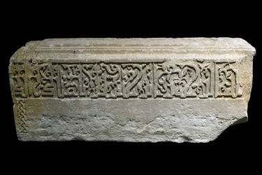 Marqueur de tombe. Iran, Siraf, 527 H./1133. Pierre sculptée. Musée du Louvre