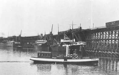 Côté tribord du lancement de la Commission du port de Blyth "John Dent" passant les quais