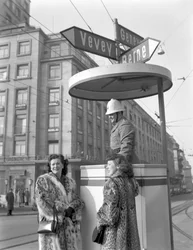 Deux jeunes femmes américaines parlant à un policier à Lausanne, 4 janvier 1949 : Avec le policier