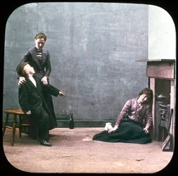 Deux femmes et un garçon devant la cheminée, vers 1895