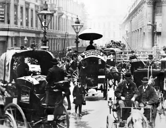 Royaume-Uni : Une scène animée à la banque montrant les bus des chemins de fer métropolitains et sud-est. Londres, vers 1878