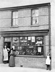 Royaume-Uni : Une boutique de cordonnier - vers 1903