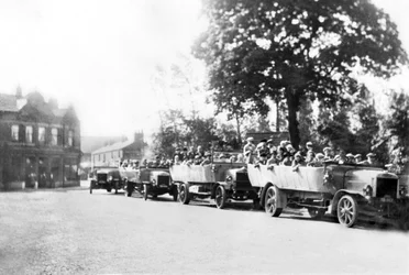 Royaume-Uni : Une ligne de charabancs dans le centre-ville. Poynton, Cheshire, vers 1925
