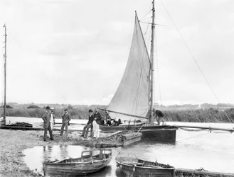 Royaume-Uni : Un yacht sur la rivière Waveney. Norfolk Broads,