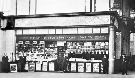 Royaume-Uni : Kiosque à journaux de Smith à la gare Victoria
