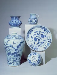 Vase, bol, assiette et deux petits vases, Ming