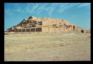 Vue du sud du Ziggurat, construit par le roi élamite Untash-Gal (1265-46 av. J.-C.)