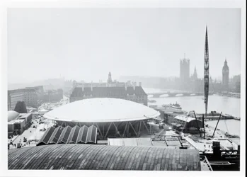 Vue du Dôme de la Découverte construit pour le Festival de Grande-Bretagne, ouvert le 4 mai 1951