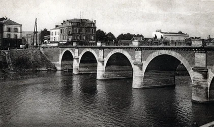 Vue du pont de la Marne à Épernay, Marne - carte postale vers 1910 Collection privée