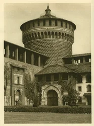 Vue de la cour du Castello Sforzesco à Milan