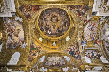 Vue du dôme, les pendentifs, les voûtes du transept et l