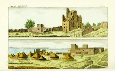 Vue de la mosquée et des maisons à Sennar, Soudan (en bas), et des ruines de la maison du roi Funj de Sennar (en haut) sur le Nil Bleu