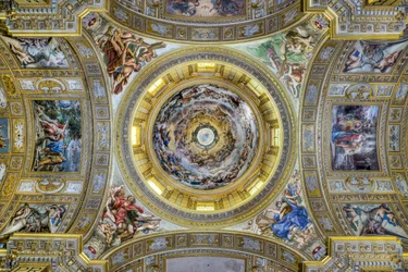 Vue du plafond du transept avec les pendentifs et le dôme, Sant