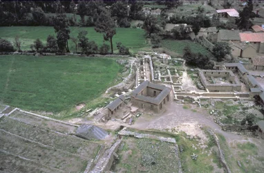 Vue du village construit sur des fondations traditionnelles incas (photo)