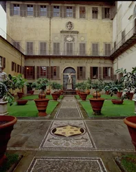 Vue du jardin clos avec pavement en mosaïque décoré des armoiries des Médicis