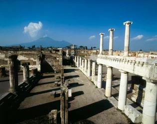 Vue du forum de Pompéi et du Vésuve