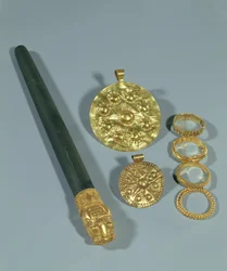 Pierre à aiguiser et anneaux avec décoration granulée, Suse, Iran, période élamite, vers 1150 av. J.-C. (or)