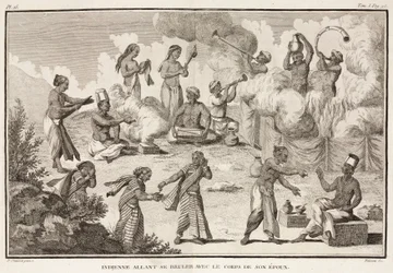 Veuve sur le point de se brûler sur le bûcher funéraire de son mari, Inde