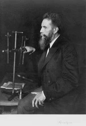 Wilhelm Conrad Roentgen, physicien allemand, à son établi