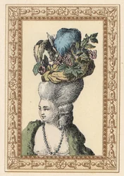 Femme avec coiffure relevée avec un bonnet décoré de raisins et de plumes appelé Bonnet Racy dans un parc anglais