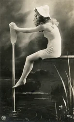 Femme en chemise de nuit, c. début 1900 (carte postale)